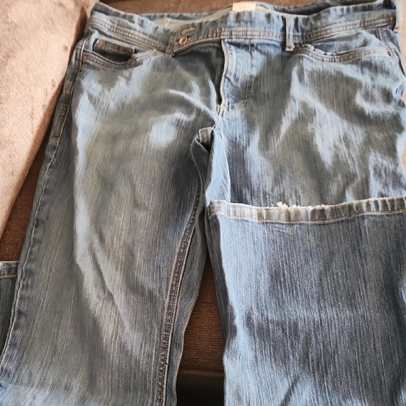 Old Navy Blue Relaxed Jeans with Classic Denim Style - Picture 1 of 7